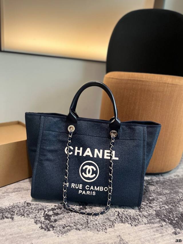 Chanel 新款香奈儿沙滩包购物袋 Chanel沙滩包每年都会出新的款 跟老款不同的logo装饰更加高端大气 容量超级可妈咪包 简约休闲的设计深受欢迎 而且容