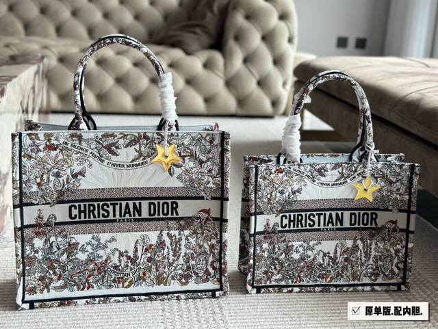 Dior 原版布提花 Dior Book Tote今年最喜欢的一款购物袋 Tote我用的次数最多的包，因为容量超级大，不管什么东西都向里面放，当然凹造型也是必须