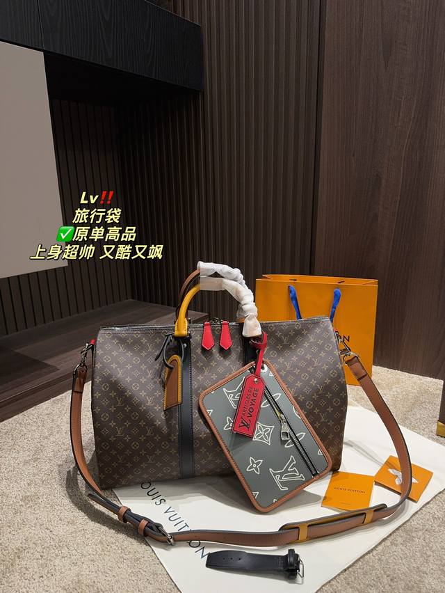 原单高品 尺寸44.26 Lv 旅行袋 Patchwork 拼贴主题融入此款旅行袋，以潮流视角 塑就多样风范，此款经典柔软旅行袋配有皮革顶部 手柄与侧边的两个皮