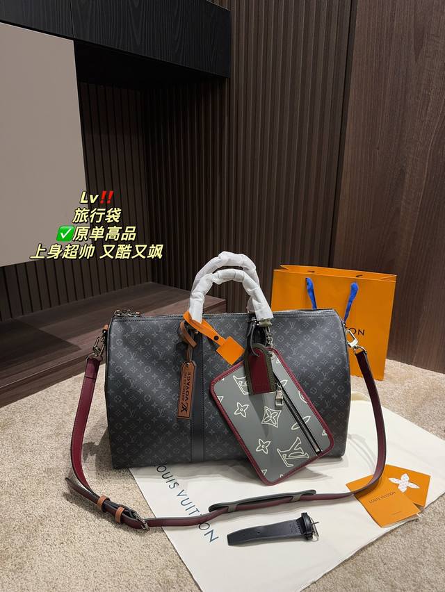 原单高品 尺寸44.26 Lv 旅行袋 Patchwork 拼贴主题融入此款旅行袋，以潮流视角 塑就多样风范，此款经典柔软旅行袋配有皮革顶部 手柄与侧边的两个皮