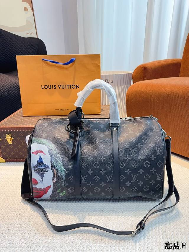 Lv 路易威登联名款keepall45斜跨包旅行包 一只帅气能装的旅行袋 时尚爆发款火热来袭 经典设计大气可观男女通用款 包包采用原版皮质 超级厚实 耐磨 耐用