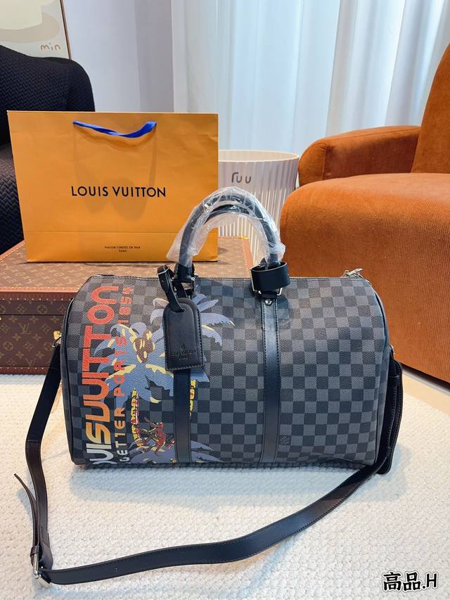 Lv 路易威登联名款keepall45斜跨包旅行包 一只帅气能装的旅行袋 时尚爆发款火热来袭 经典设计大气可观男女通用款 包包采用原版皮质 超级厚实 耐磨 耐用