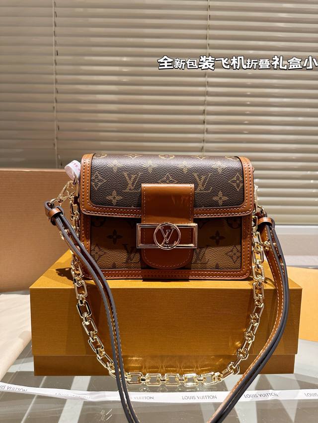 原单 复刻 牛皮 Louis Vuitton Dauphine达芙妮邮差包，全牛皮，万能搭配四季，夏日轻薄都能hold住。复古但上身时髦的信封包，线条硬朗流畅。