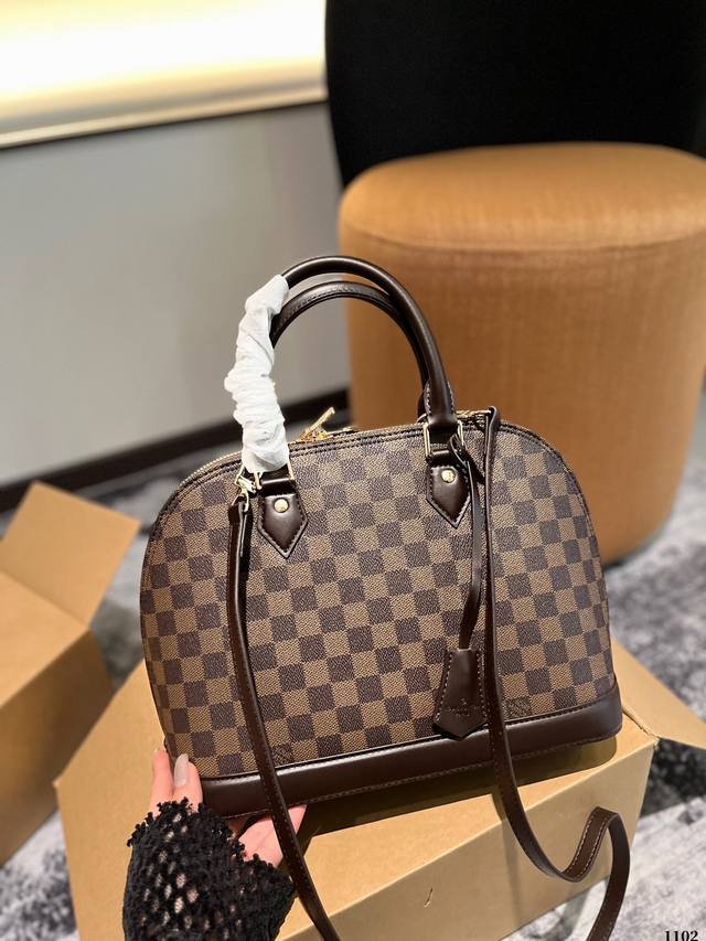 Lv大号贝壳包 Lv 路易威登 贝壳包 新品系列最新teddy系列高版本 贝壳包 手感超级好 搭配起来超级美腻 超级推荐 走秀款同步 上身效果好 原版五金带lo