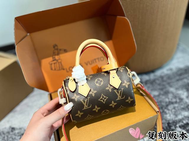 Lv Nano Speedy 16 枕头包 Lv 新款系列 枕头包 手袋,全网首发 Lv Speedy Nano 枕头包这款retiro 手袋以标志性 经典永恒