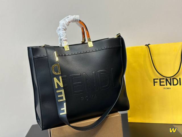 尺寸：大号42厘米 F家 Fendi Peekabo 购物袋 经典的tote造型！ 但是这款最大的特点： 手提腋下！