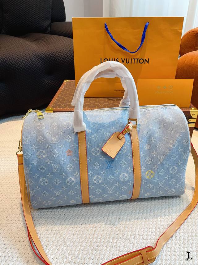 Lv 路易威登联名款keepall45斜跨包旅行包 一只帅气能装的旅行袋 时尚爆发款火热来袭 经典设计大气可观男女通用款 包包采用原版皮质 超级厚实 耐磨 耐用