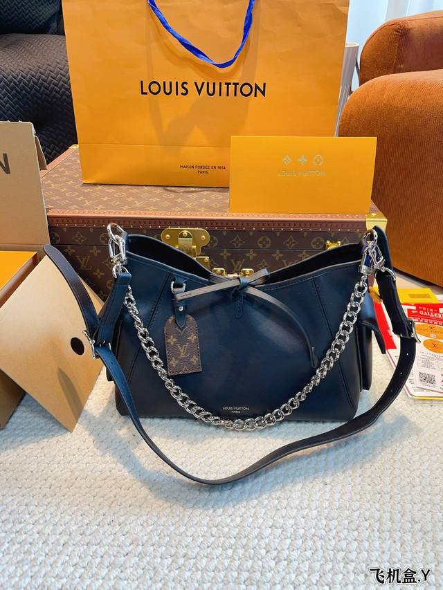 配礼盒. Lv Carryall 新款购物袋 这款包真的太有味道了，浓浓的复古风情，Vintage 的精髓体现的淋漓尽致，灵感源自档案馆的复古细节，尤其值得称道