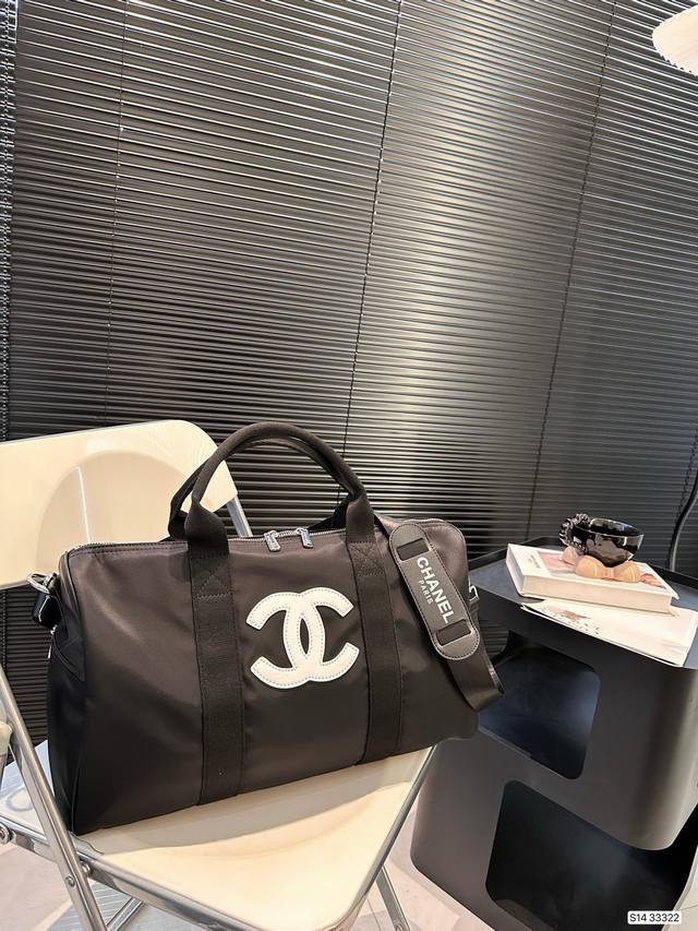 Chanel 新品 最热门的香奈儿旅行袋！每个明星网红人手一个的节奏！特点是容量巨大！材质也是今年大热的流行元素 简洁的字母设计可以搭配任何颜色的服装造型！关键