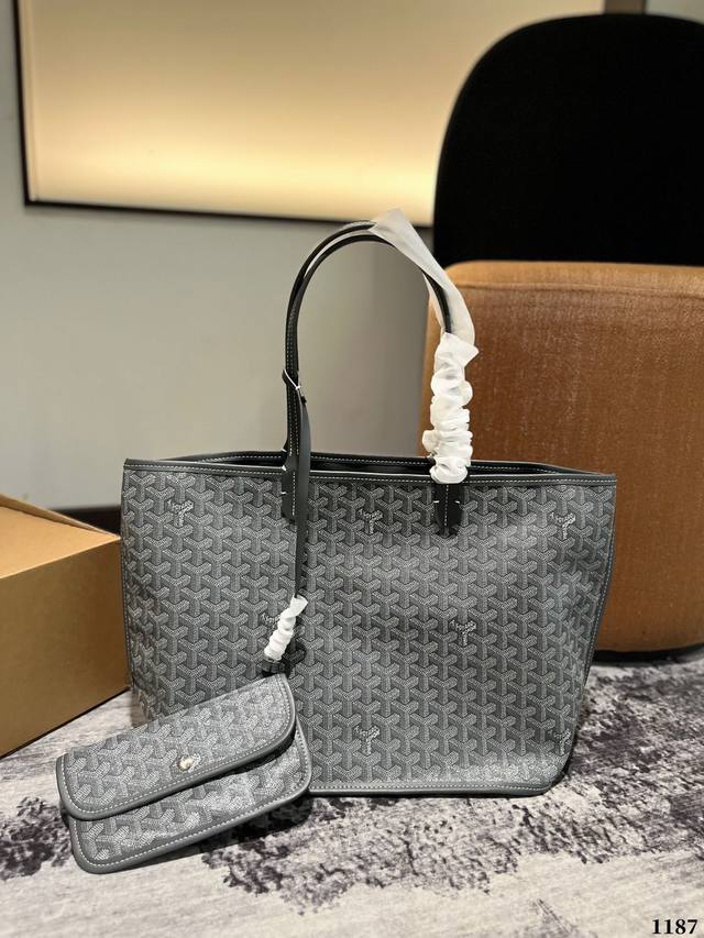 Goyard 戈雅 Tote 购物袋 属于这个季节的包包 完美1:1定制 从头到尾全部都是客订哦！ 另外收到的宝宝就会知道手腕带是立起来的[微笑][微笑] 尺寸