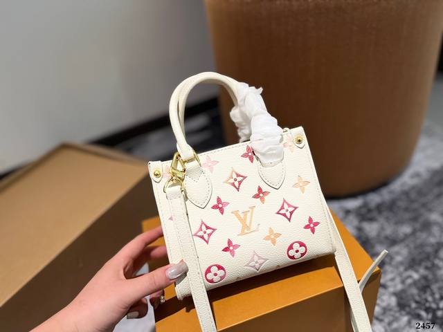 折叠礼盒 Louis Vuitton 新品 心动不止一次 Lv Onthego Bb 家族再添爆款然 Onthego Bb 大象灰它来啦 全皮质高级灰 拼色花纹