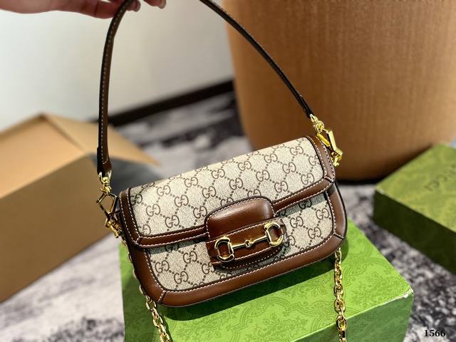 Gucci 5复古法棍包。 Gucci 5家族又新填一位新成员在原有的经典马鞍包设计上等比例缩小定型包工艺显得更加小巧精致 配了一根超美的双glogo金色链条尽