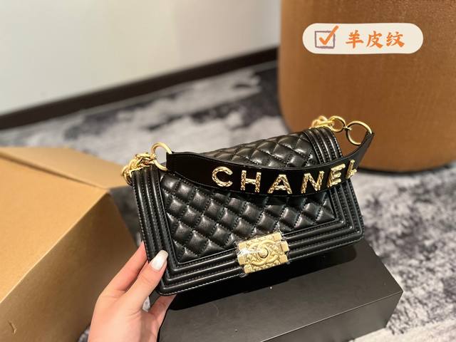 折叠盒包装chanel Leboy20Ss新品！区别其他的！最突出的就是多了一条宽肩带！Leboy都可以手拎哦！想不想试一下呢？跟cf相比 Le Boy 更多的