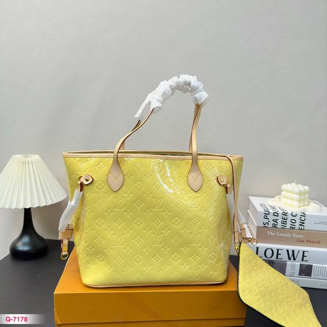 配折叠盒 尺寸 32.28Cm Lvneverfull 中号购物袋！ 经典到无可复制！ 最最最经典畅销颜色！ 有质感！有味道！ 大家拿到后可以感受下！