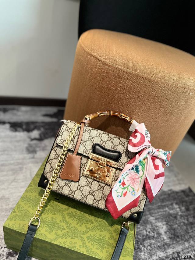 折叠礼盒 Gucci 限定款 是心动呀 Padlock系列 高级竹节小箱子 此款颇具结构感的肩背包采用高级人造帆布精心打造，肩带搭配从典藏设计中直接取用的钥匙锁