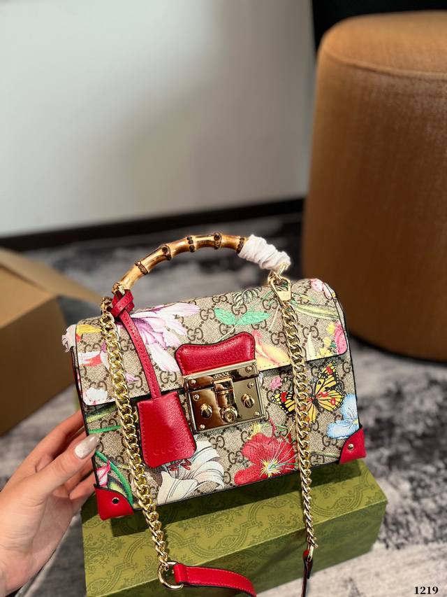 折叠礼盒 Gucci 限定款 是心动呀 Padlock系列 高级竹节小箱子 此款颇具结构感的肩背包采用高级人造帆布精心打造，肩带搭配从典藏设计中直接取用的钥匙锁