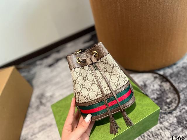 高品质原版小牛皮 Gucci 抽绳小水桶 1955复古系列 可以手拎 腋下 单肩 多用小桶包 原版皮材质 13*20 包装礼盒