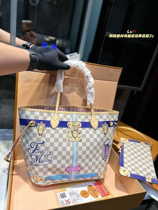 折叠礼盒 原单lv Neverfull 购物袋！入门级的款式哦！绝对的终身款！此物经典不言而喻！街拍和实用都是非常nb的选择！大家拿到后可以感受下，皮质颗粒之间