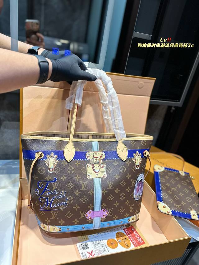 折叠礼盒 原单lv Neverfull 购物袋！入门级的款式哦！绝对的终身款！此物经典不言而喻！街拍和实用都是非常nb的选择！大家拿到后可以感受下，皮质颗粒之间