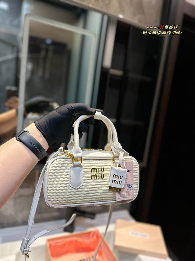 Miumiu限定款相机包 简单又好看 Miumiu而且超级实用，#Miumiu新款包包尺寸23 12Cm