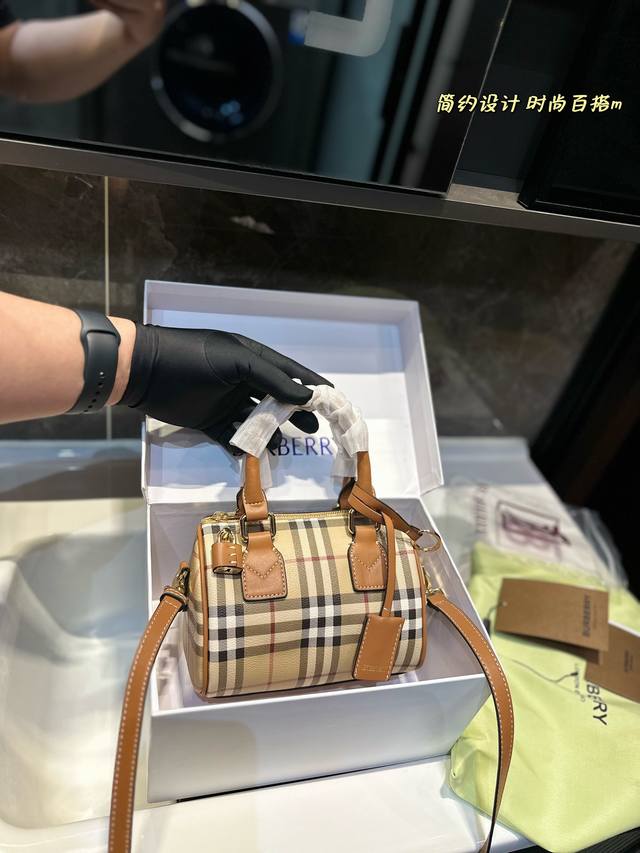 礼盒包装 Burberry战马格波士顿中古包小枕头手提包目burberry博柏利一堆可可开爱爱的枕头包来啦最小的20Cm称作迷你号 Mini 战马波士顿最难搞到