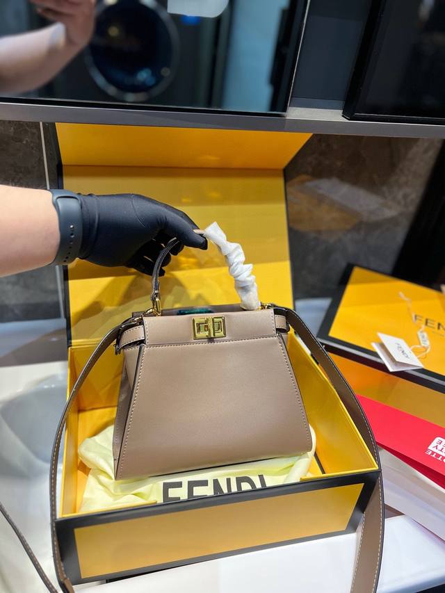 Fendi 芬迪 88 周年之际，Peekaboo 系列诞生了，也顺理成章地成为了殿堂级献礼。Peekaboo 在英文中的意思是“躲猫猫”，Fendi手袋，质感