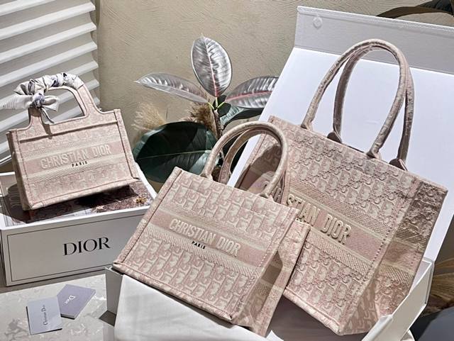 36Cm 中号p 26Cm 小号p17022Cm迷你p 顶级原单刺绣 礼盒包装dior Book Tote 玲娜贝儿粉tote 购物袋 席卷整个时尚圈的复古风d