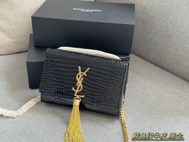 配盒 牛皮size：20*12Cm 小 Ysl Woc信封包 Kate 流苏包才是王者 鳄鱼纹牛皮看起来质感特别好！耐磨耐用！斜挎腋下