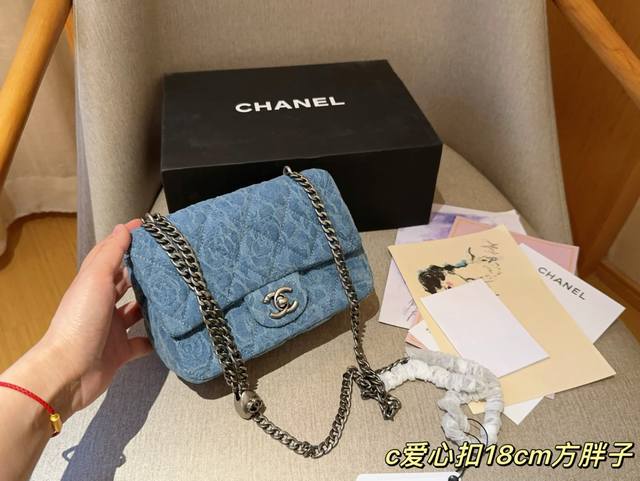 香奈儿chanel Chanel 23P 牛仔山茶花 爱心金球方胖子 尺寸18Cm 礼盒包装