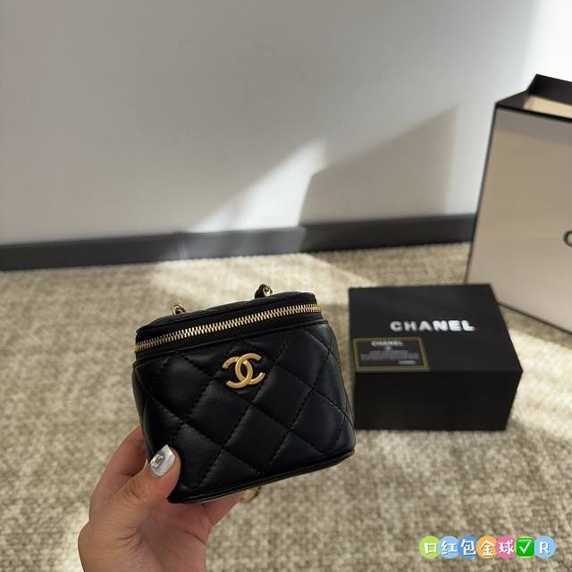 折叠盒 Chanel23S 金球长盒子太美啦生 配色优雅高级二 底部还有双c走线大 Logo 细腻精致，复古金链不用担心脱金掉鱼 可以随意调节链条长短对小个子姐