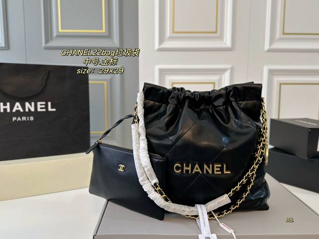 中号 折叠盒飞机盒 Size：29×29中号 Chanel香奈儿新款22Bag垃圾袋 皮质的手感真的超赞 肩带搭配小心机小金币设计 随性、气质、慵懒又个性， 上