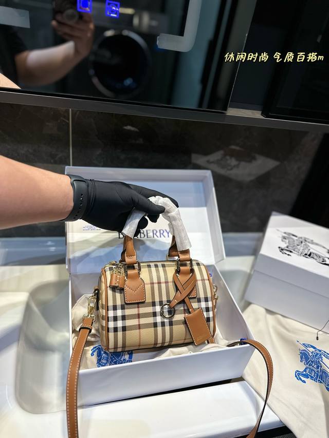 Burberry战马格波士顿中古包小枕头手提包目burberry博柏利一堆可可开爱爱的枕头包来啦 最小的20Cm称作迷你号 Mini 战马波士顿最难搞到的尺寸就