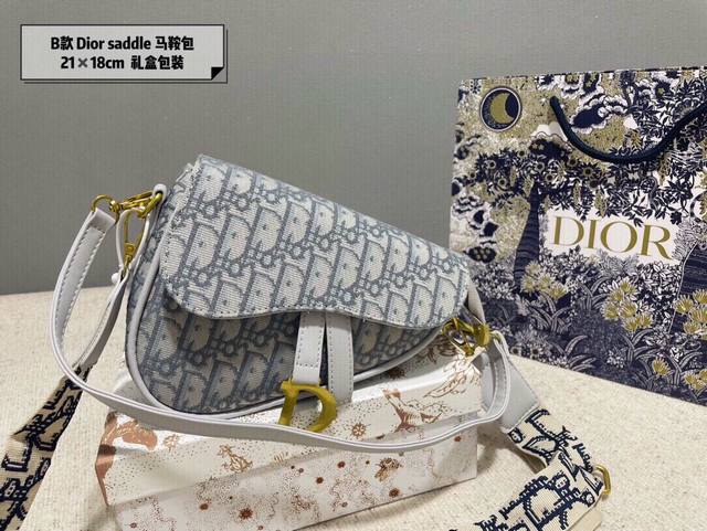 礼盒包装 ｜Dior Saddle Baby 原版提花 升级版原版刺绣肩带 多种背法 马鞍包迪奥 Baby等众明星同款 独特新颖设计风格 专柜纪念款 马鞍包 进