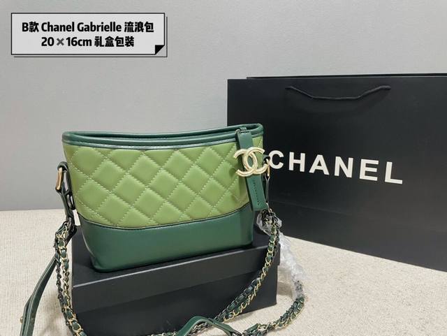 礼盒包装 Chanel 流浪包 从名字到代言阵容，流浪包几乎可以说是顶配！ 超模明星纷纷打call瞬间霸屏街拍， 成为新一代经典爆款！！ 尺寸：**