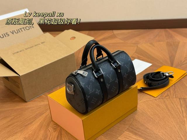 配折叠盒飞机盒 尺寸：22*13Cm Lv Keepall Xs 新品枕头包 黑色牛皮 简直长在我的心头。 男女同款！！！！ 男盆友的新包