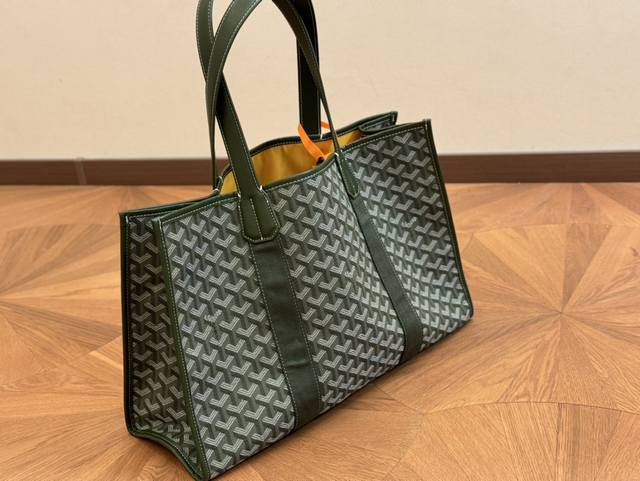 配挂件 戈雅打工人的完美通勤包就是它！ Goyard Bellechasse简直不要太好用！！ 容量大 自重超级无敌轻 包型挺拔不容易塌完美装下14寸的电脑 耐