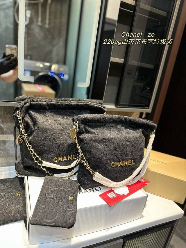 大号 飞机盒 小号 飞机盒 香奈儿chanel 22Bag山茶花布艺垃圾袋 又随性又优雅 卫衣马丁靴还是优雅痞痞小公主 它都能驾驭 四季都可以搭配各种风格～ 很