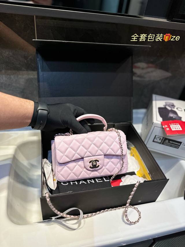 折叠飞机礼盒 Chanel带手柄mini Cf Chanel 21年新出的款，带手柄的minicf,羊皮是mini Cf, 多了个手柄真的觉得完美，除了斜挎和单