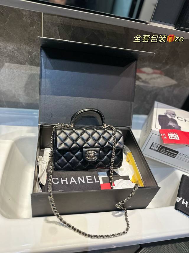 折叠飞机礼盒 Chanel带手柄mini Cf Chanel 21年新出的款，带手柄的minicf,羊皮是mini Cf, 多了个手柄真的觉得完美，除了斜挎和单