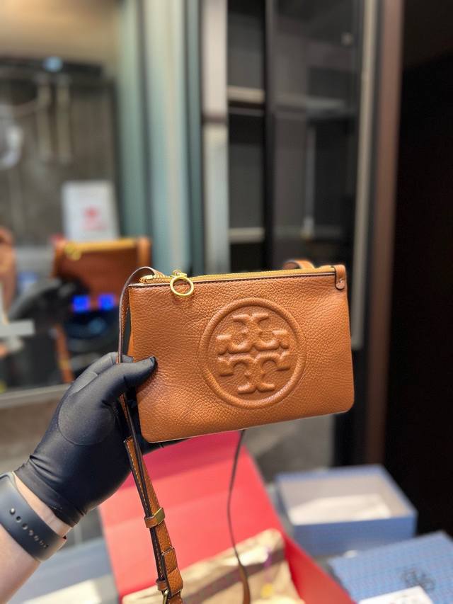 礼盒包装 牛皮 Tory Burch 托里伯奇 大小适中.原单开模定制 五金内衬镂空logo 内带产地标进口面料手感质感超级好更耐磨！亮泽五金不褪色 单肩斜挎包