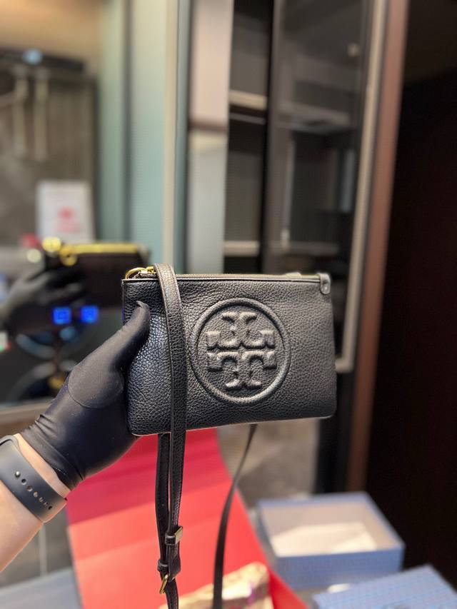 礼盒包装 牛皮 Tory Burch 托里伯奇 大小适中.原单开模定制 五金内衬镂空logo 内带产地标进口面料手感质感超级好更耐磨！亮泽五金不褪色 单肩斜挎包