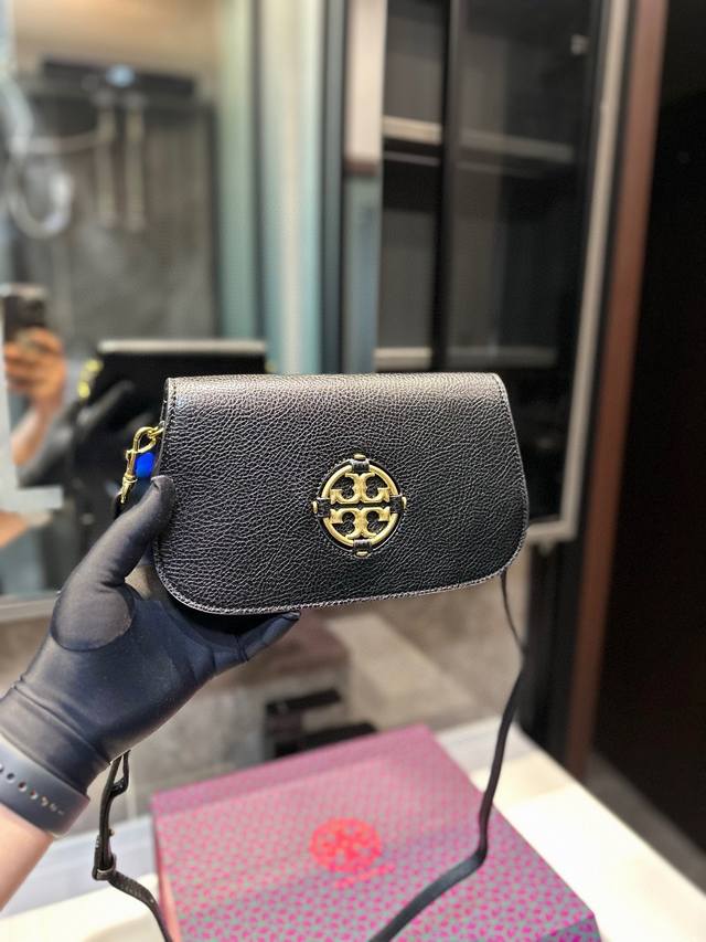 礼盒包装 Tory Burch 托里伯奇 腋下包 月牙包 大小适中.原单开模定制 五金内衬镂空logo 内带产地标进口面料手感质感超级好更耐磨！亮泽五金不褪色