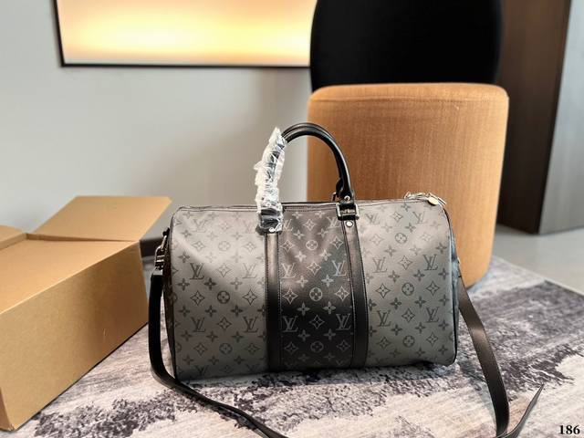 Lv Fw23 新品 旅行袋 机场旅行包来咯lv专柜同款旅行包 范冰冰 杨幂 刘涛各路大牌明星同款我有自留一直在用每个摩登旅者 都要拥有一只帅气能装的旅行袋 时