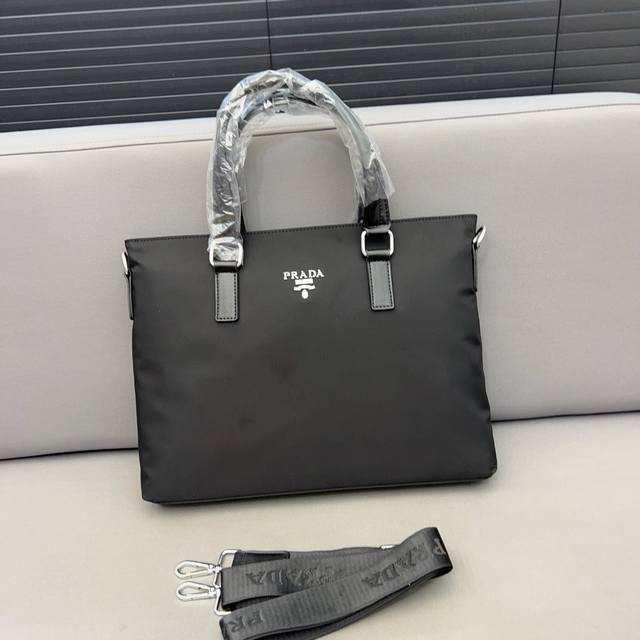 Prada 普拉达 男士帆布公文包斜挎包手提包电脑包 采用精湛镶嵌细工，经典百搭 实物拍摄 原厂原版面料 高端品质 配送防尘袋 28 X 38 Cm。