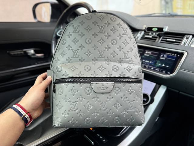 高端货 新款 “ Louis Vuitton”Lv双肩包 路易威登 M46557 Discovery 老花満印拉筳开合 牛皮革背包双肩包 男款 灰色。可收纳笔记