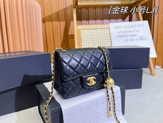 密封折叠礼盒包装 Chanel香奈儿 金球方胖子 高品质 版型超正 经典之王 姐妹们必冲的款 这包真的太香了 什么风格都能搭配 金球链条调节 集美们下手要快呀！