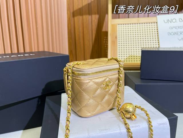 密封折叠礼盒包装 Chanel香奈儿 金球盒子包 方方正正一只小可爱 金球可随意调节长短 精致mini 不心动算我输系列！ 尺寸:11*9Cm