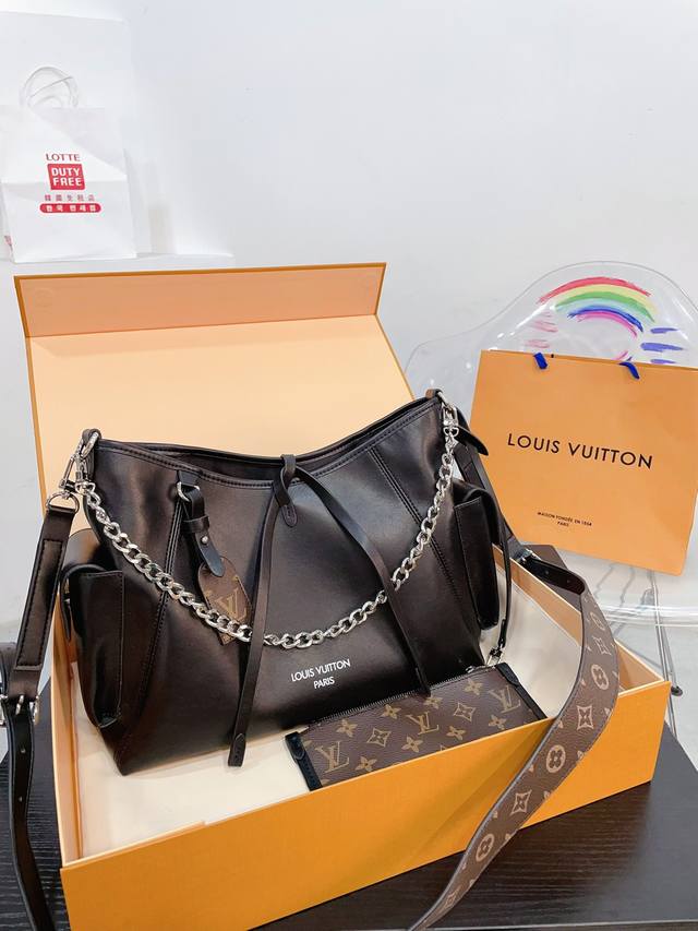 折叠盒 Lv Carry贴包款 Carryalldark 中号手袋 本款 Carrvall Dark 中号手袋以柔软羊皮革塑造时尚慵懒 廓形为 2024 春夏秀