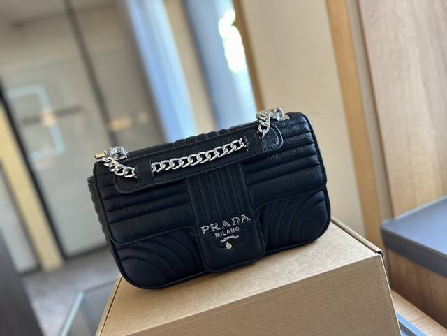 礼盒包装 Prada链条包 一年四季都不会错的包包～ Prada 普拉达经典衔缝工艺链条包 纵横穿插分明的凸线条极富层次感不挑年龄不挑场合 简洁大方不会出错黄金