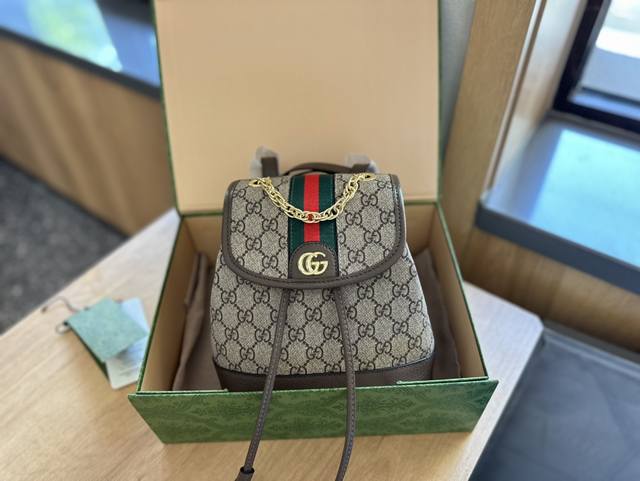 折叠礼盒包装 Gucci 新品双肩包 原版品质！精工制作 Gucci 古奇 经典调配件 Gucci 古奇最新火款 注意！细节 这款购物袋 将标志性图案与经典印花